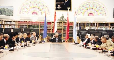 رئيس الجمهورية أثناء ترؤسه اجتماع مجلس الدفاع الوطني أمس